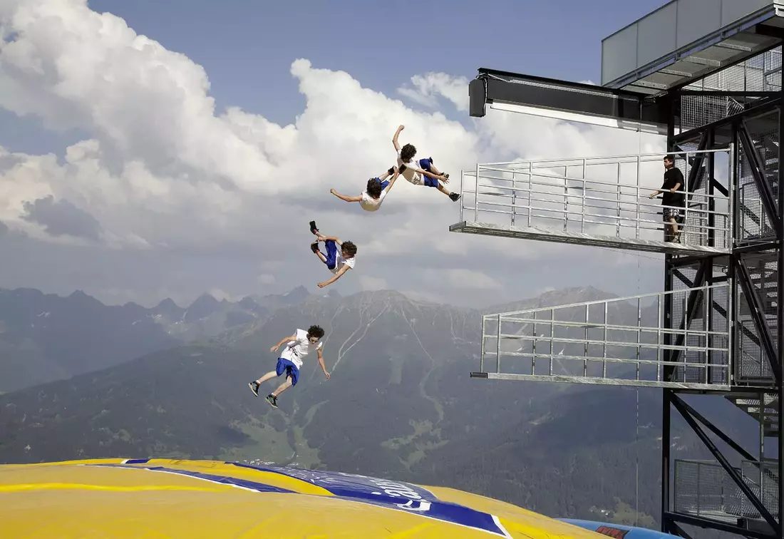 Sprungturm im Sommer Funpark Fiss